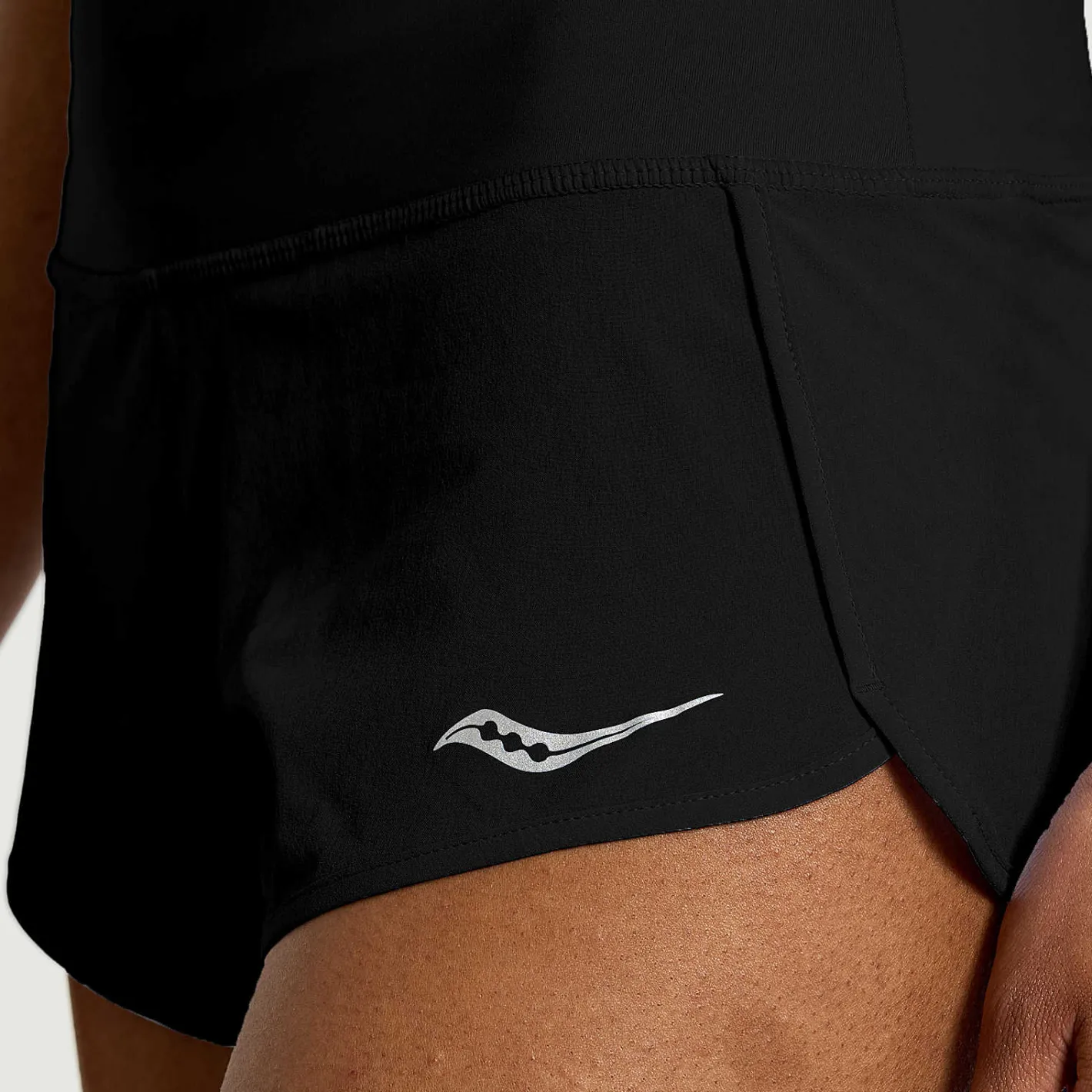 Saucony Outpace 2.5\" Split Short<Women Bottoms